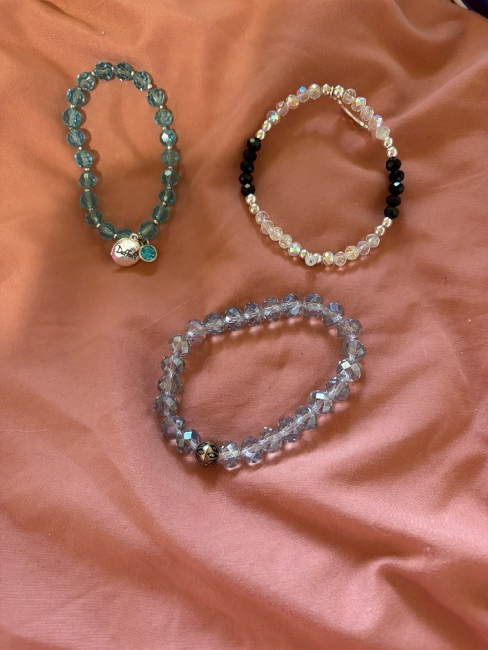 Avon Blue Faceted Stretch Bracelet with Teal Accent Charm